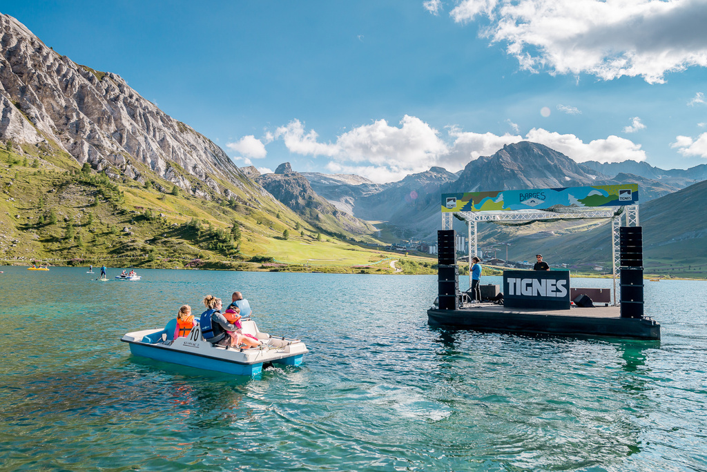 Soirée barge sur le lac de Tignes