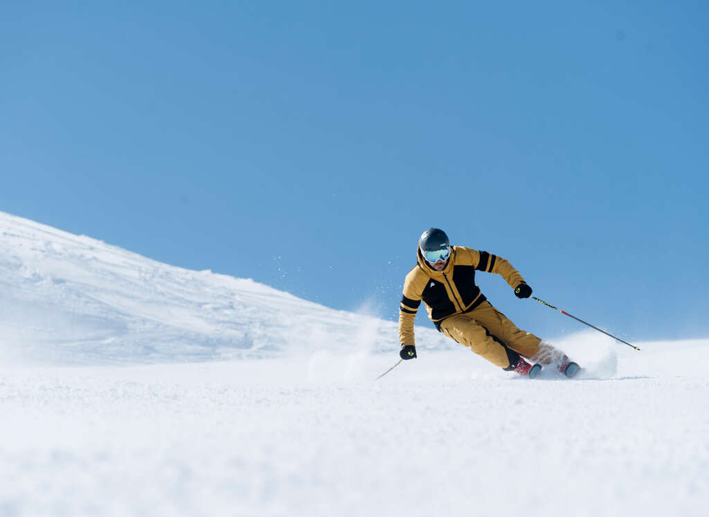 Skieur engagé sur le domaine skiable de Tignes