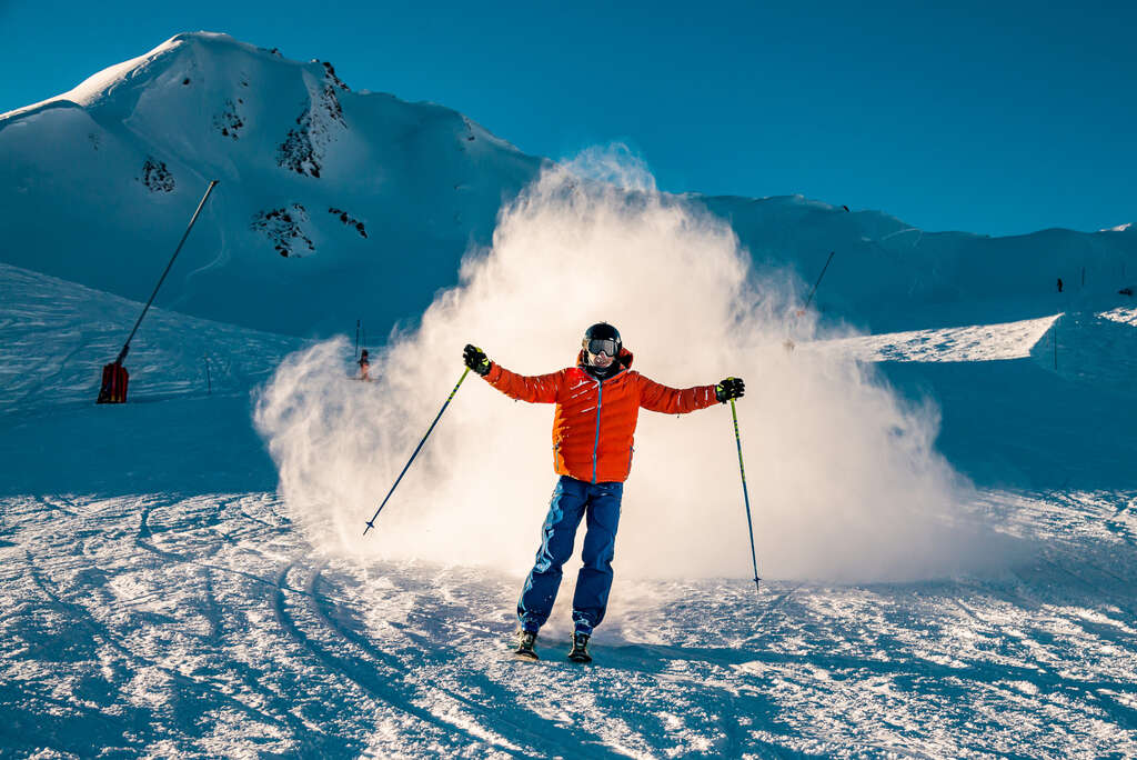 Glücklicher Skifahrer im Skigebiet Tignes
