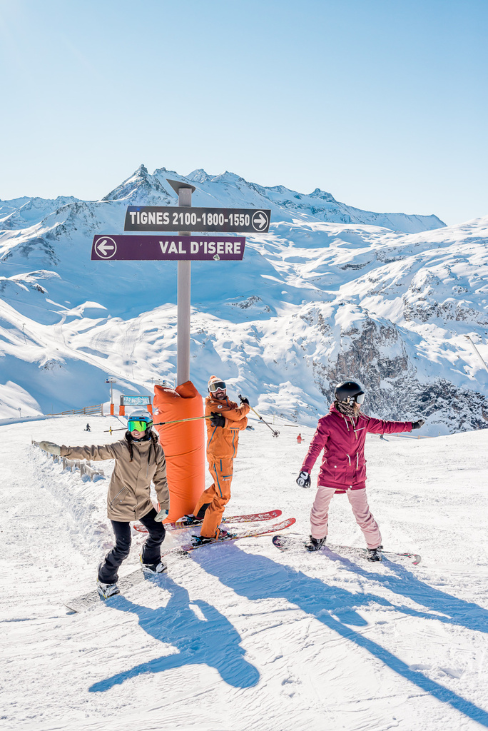 Skifahrer, die ihren Weg auf den Pisten von Tignes wählen