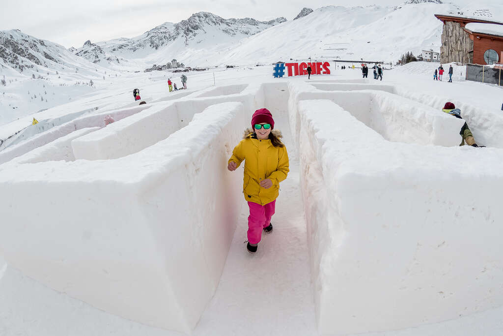 Enfant dans un labyrinthe de neige à Tignes