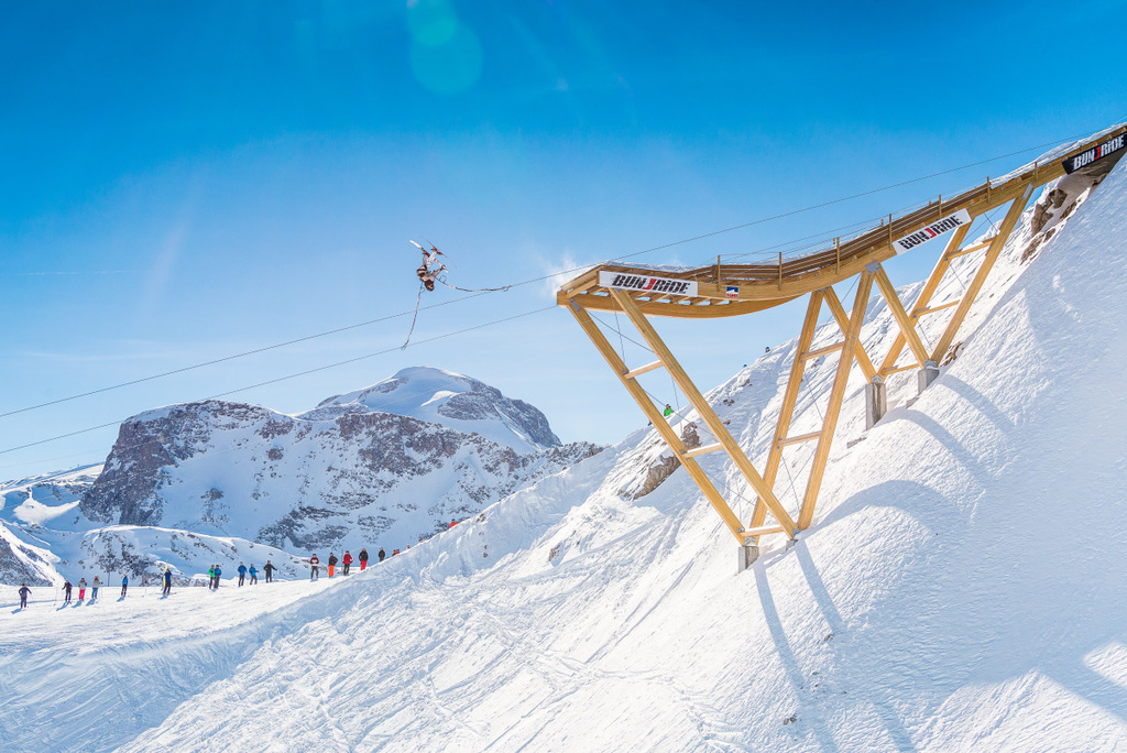 Saut à ski sur le Bun J Ride de Tignes