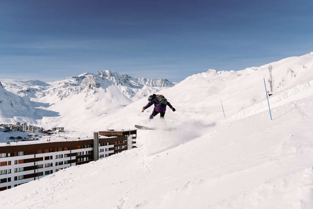 Saut d'un snowboarder sur le domaine skiable de Tignes