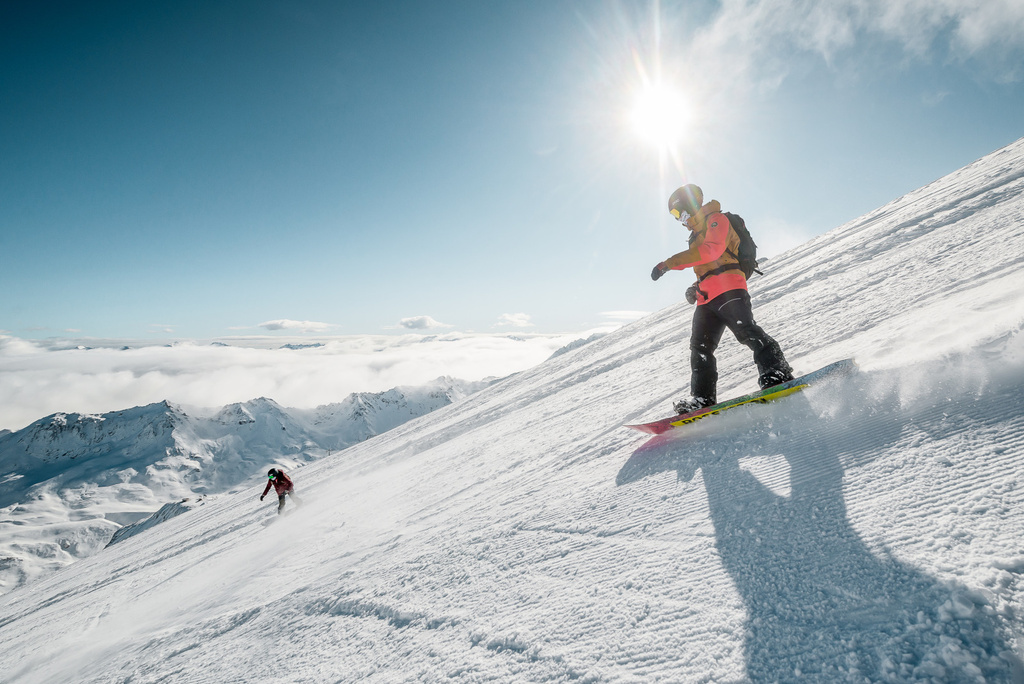 Snowboarden auf dem Gletscher von La Grande Motte im Sommer