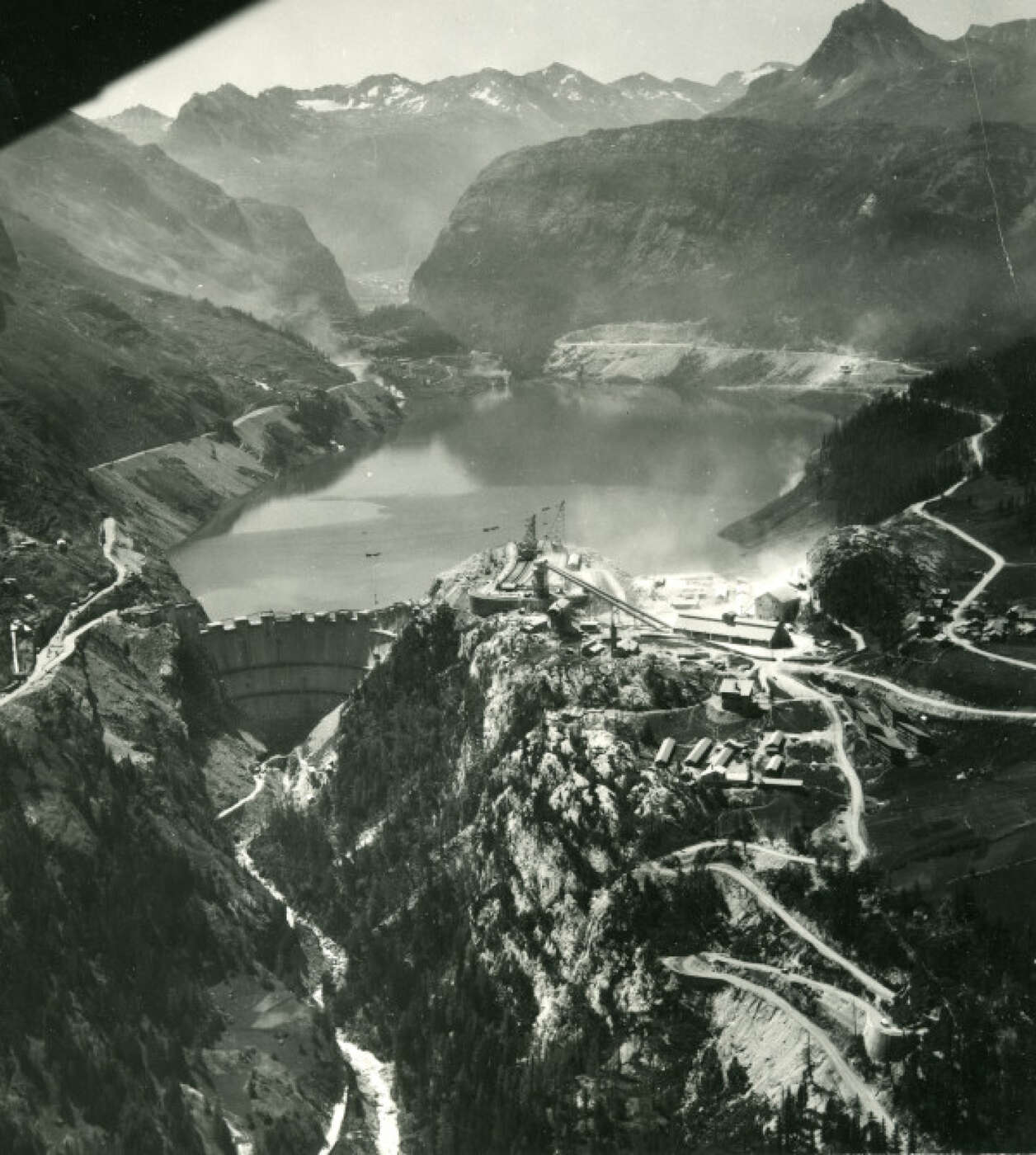 Archive image of the construction of the Tignes dam