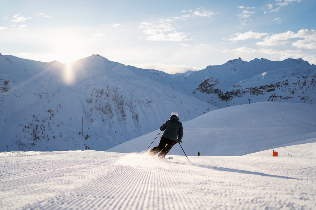 Skieuse seule sur le domaine de ski de Tignes le matin