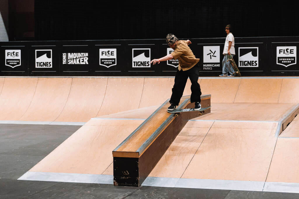 Skateboarder sur le skatepark intérieur de Tignespace