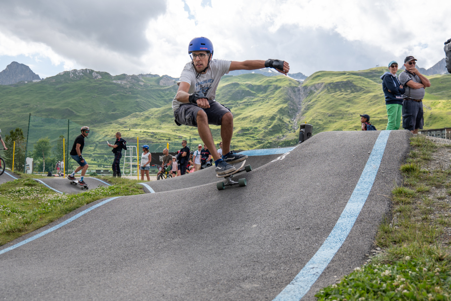 Skateboarder auf dem Pumptrack in Tignes