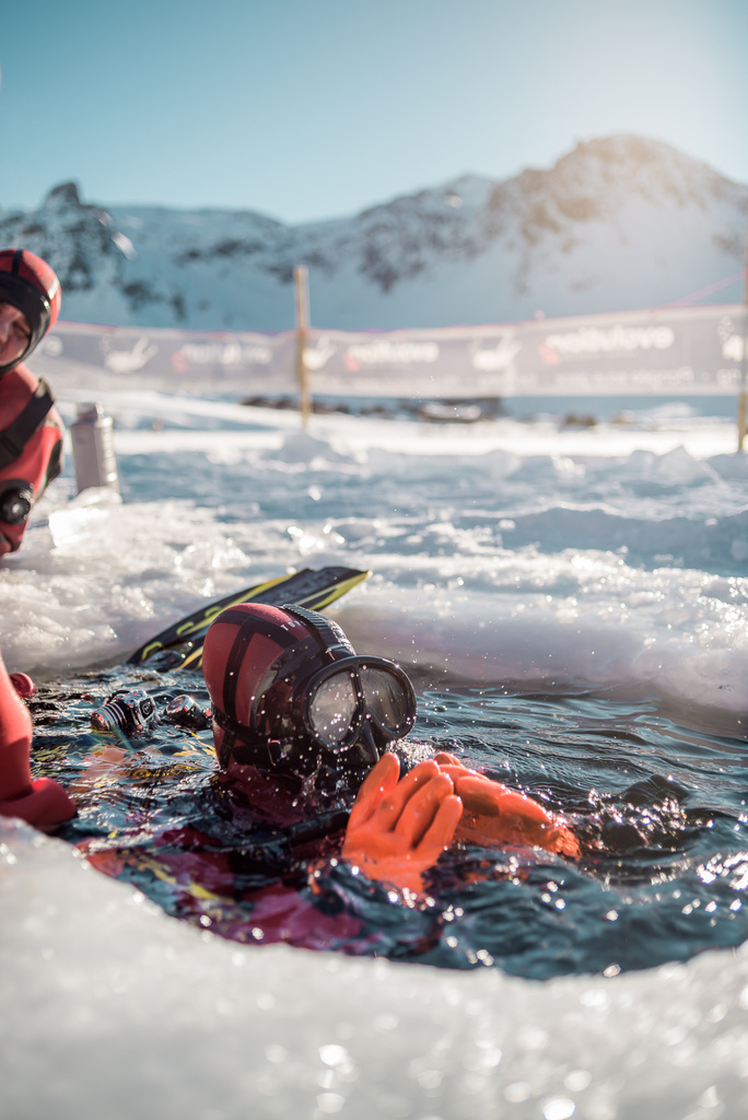 Plongeur sous le lac gelé de Tignes